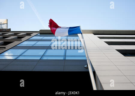 Berlino, Germania. Il 7 maggio, 2017. Simon Becker / Le Pictorium - evento elettorale presso la sede dell' ambasciata di Francia a Berlino - 07/05/2017 - Germania / Berlino / Berlino - La discussione e la celebrazione di elezioni presidenziali francesi. Credito: LE PICTORIUM/Alamy Live News Foto Stock