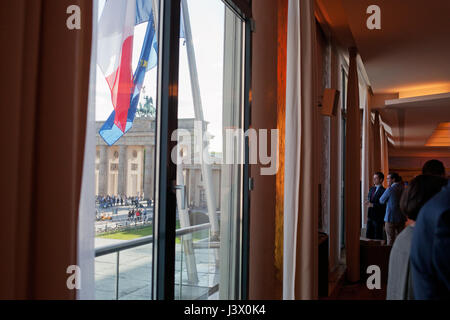 Berlino, Germania. Il 7 maggio, 2017. Simon Becker / Le Pictorium - evento elettorale presso la sede dell' ambasciata di Francia a Berlino - 07/05/2017 - Germania / Berlino / Berlino - La discussione e la celebrazione di elezioni presidenziali francesi. Credito: LE PICTORIUM/Alamy Live News Foto Stock