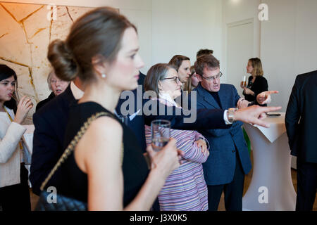 Berlino, Germania. Il 7 maggio, 2017. Simon Becker / Le Pictorium - evento elettorale presso la sede dell' ambasciata di Francia a Berlino - 07/05/2017 - Germania / Berlino / Berlino - La discussione e la celebrazione di elezioni presidenziali francesi. Credito: LE PICTORIUM/Alamy Live News Foto Stock