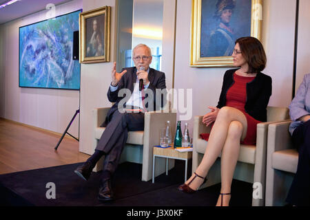 Berlino, Germania. Il 7 maggio, 2017. Simon Becker / Le Pictorium - evento elettorale presso la sede dell' ambasciata di Francia a Berlino - 07/05/2017 - Germania / Berlino / Berlino - La discussione e la celebrazione di elezioni presidenziali francesi. Credito: LE PICTORIUM/Alamy Live News Foto Stock