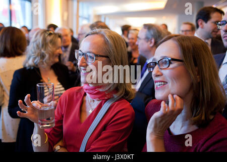 Berlino, Germania. Il 7 maggio, 2017. Simon Becker / Le Pictorium - evento elettorale presso la sede dell' ambasciata di Francia a Berlino - 07/05/2017 - Germania / Berlino / Berlino - La discussione e la celebrazione di elezioni presidenziali francesi. Credito: LE PICTORIUM/Alamy Live News Foto Stock