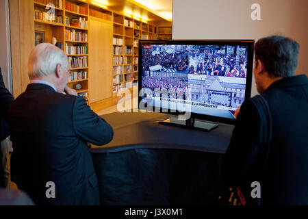 Berlino, Germania. Il 7 maggio, 2017. Simon Becker / Le Pictorium - evento elettorale presso la sede dell' ambasciata di Francia a Berlino - 07/05/2017 - Germania / Berlino / Berlino - La discussione e la celebrazione di elezioni presidenziali francesi. Credito: LE PICTORIUM/Alamy Live News Foto Stock