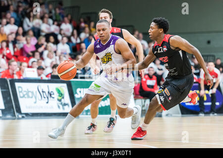 Leicester, Regno Unito, 7 maggio 2017. Il BBL seconda gamba Semi Finale Leicester piloti vs London Lions tenutasi a Leicester Arena, piloti win 72 vs Lions 55 procedendo alla finale. .London Lion's Andre Lockhart (06) passa per il net come Leicester Riders' Eric Robertson (22) insegue. ©pmgimaging/Alamy Live News Foto Stock