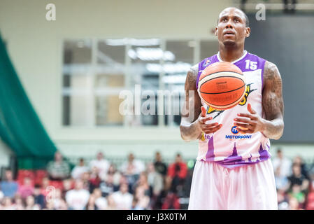 Leicester, Regno Unito, 7 maggio 2017. Il BBL seconda gamba Semi Finale Leicester piloti vs London Lions tenutasi a Leicester Arena, piloti win 72 vs Lions 55 procedendo alla finale. London Lion Alex Owumi (15) ottenere pronto per il primo dei due tiri liberi. ©pmgimaging/Alamy Live News Foto Stock