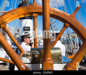 A Las Palmas di Gran Canaria Isole Canarie Spagna, 7 maggio 2017. Tall Ships prendendo parte al 2017 Rendez-Vous TALL SHIPS REGATTA, iniziato nel Regno Unito nel mese di aprile, cominciano ad arrivare a Las Palmas per una 48 ore di sosta lungo la gamba di Sines in Portogallo alle Bermuda. Destinazione finale per le navi è il Quebec, Canada, per celebrare il centocinquantesimo anniversario della Confederazione canadese. Nella foto: a bordo di Tall Ship Sagres Portogallo durante la sua 48 ore di permanenza in Las Palmas Foto Stock