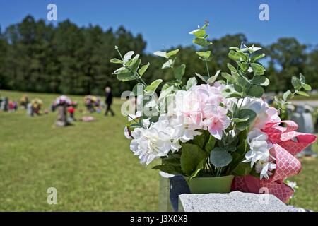 Vernon, AL., Stati Uniti d'America. Il 7 maggio, 2017. Abbondanza di fiori belli da vedere a decorazione giorno, domenica 7 maggio in Vernon, Alabama. Questo è stato a forno Hill Cimitero. Credito: Tim Thompson/Alamy Live News Foto Stock