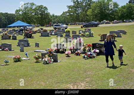 Vernon, AL., Stati Uniti d'America. Il 7 maggio, 2017. Persone di tutte le età sono stati al forno Hill Cimitero in Vernon, Alabama per decorazione giorno, domenica 7 maggio. Credito: Tim Thompson/Alamy Live News Foto Stock