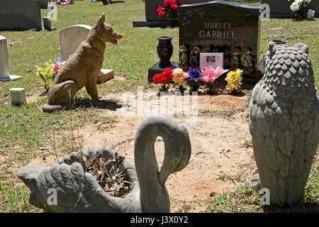 Vernon, AL., Stati Uniti d'America. Il 7 maggio, 2017. Durante la giornata di decorazione al forno Hill Cimitero in Vernon, Alabama, alcune persone avevano un unico modo di ricordare il loro amato. Domenica 7 Maggio è stato il giorno di decorazione. Credito: Tim Thompson/Alamy Live News Foto Stock