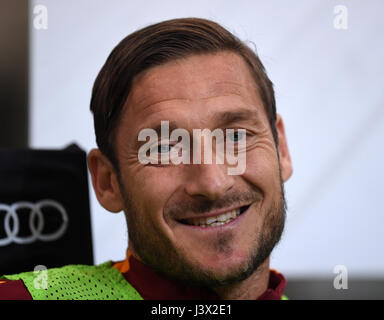 Milano, Italia. Il 7 maggio, 2017. Francesco Totti di Roma guarda su durante il campionato italiano di una partita di calcio tra AC Milano e Roma a Milano il 7 maggio 2017. Roma ha vinto 4-1. Credito: Alberto Lingria/Xinhua/Alamy Live News Foto Stock