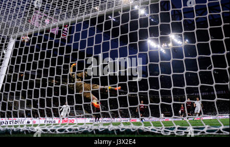 Milano, Italia. Il 7 maggio, 2017. Edin Dzeko(1R) dei punteggi di Roma durante il campionato italiano di una partita di calcio tra AC Milano e Roma a Milano il 7 maggio 2017. Roma ha vinto 4-1. Credito: Alberto Lingria/Xinhua/Alamy Live News Foto Stock