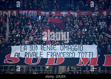 Milano, Italia. Il 7 maggio, 2017. Lo slogan da Milano tifosi dedicato a Francesco Totti di Roma è visto durante il campionato italiano di una partita di calcio tra AC Milano e Roma a Milano il 7 maggio 2017. Roma ha vinto 4-1. Credito: Alberto Lingria/Xinhua/Alamy Live News Foto Stock