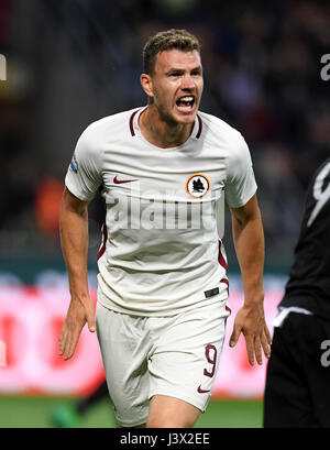 Milano, Italia. Il 7 maggio, 2017. Edin Dzeko di Roma celebra il punteggio durante il campionato italiano di una partita di calcio tra AC Milano e Roma a Milano il 7 maggio 2017. Roma ha vinto 4-1. Credito: Alberto Lingria/Xinhua/Alamy Live News Foto Stock