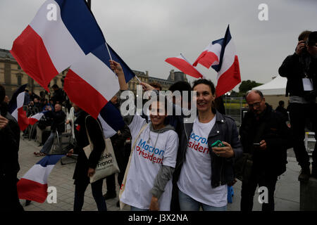 Parigi, Francia. 07 Maggio, 2017. Due Macron sostenitori onda bandiere francese. I sostenitori di Emmanuel Macron, indipendente candidato presidenziale dal movimento En marche! Celebrare la exit poll, che vedere lui a essere eletto il prossimo Presidente francese. Foto: Cronos/Michael Debets/Alamy Live News Foto Stock