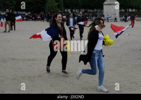 Parigi, Francia. 07 Maggio, 2017. Due Macron sostenitori rush verso l elezione delle parti. I sostenitori di Emmanuel Macron, indipendente candidato presidenziale dal movimento En marche! Celebrare la exit poll, che vedere lui a essere eletto il prossimo Presidente francese. Foto: Cronos/Michael Debets/Alamy Live News Foto Stock