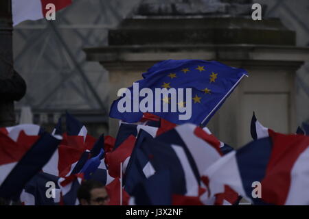 Parigi, Francia. 07 Maggio, 2017. Bandiera UE mosche entro le bandiere francese. I sostenitori di Emmanuel Macron, indipendente candidato presidenziale dal movimento En marche! Celebrare la exit poll, che vedere lui a essere eletto il prossimo Presidente francese. Foto: Cronos/Michael Debets/Alamy Live News Foto Stock