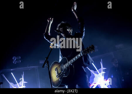 Milano, Italia. 07 Maggio, 2017. Italian-Albanian cantautrice Ermal Meta suona dal vivo all'Alcatraz a Milano Foto: Cronos/Mairo Cinquetti Credito: Cronos/Alamy Live News Foto Stock