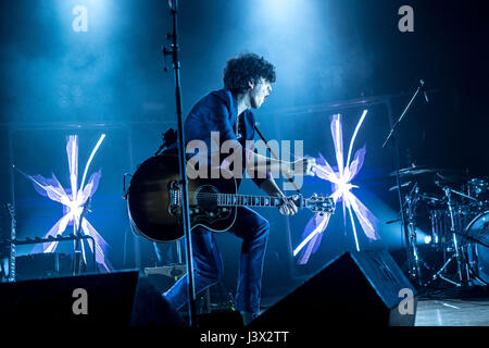 Milano, Italia. 07 Maggio, 2017. Italian-Albanian cantautrice Ermal Meta suona dal vivo all'Alcatraz a Milano Foto: Cronos/Mairo Cinquetti Credito: Cronos/Alamy Live News Foto Stock