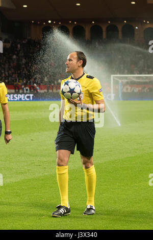 Il Principato di Monaco. Il 3 maggio, 2017. Antonio Mateu Lahoz (Referente), 3 maggio 2017 - Calcetto : gli sprinkler sono accesi come referente Antonio Mateu Lahoz passeggiate fuori il passo al tempo di emisaturazione durante la UEFA Champions League semifinali prima gamba match tra come Monaco 0-2 Juventus a Stade Louis II di Monaco. Credito: Maurizio Borsari/AFLO/Alamy Live News Foto Stock