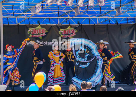 Denver, Colorado, Stati Uniti d'America. 8 Maggio, 2017. Balli messicani presso la famosa Cinco de Mayo Festival il 8 maggio 2017 a Denver, Colorado Credit: Kit Chon Leong/Alamy Live News Foto Stock