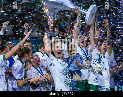 Budapest. Il 7 maggio, 2017. I membri di Gyori Audi ETO KC di Ungheria celebrare la loro vittoria durante la cerimonia di premiazione per il 2016/17 donna EHF finale di Champions League a Budapest Sports Arena a Budapest, in Ungheria il 7 maggio 2017. Gyori Audi ETO KC rivendicato il titolo sconfiggendo in Macedonia Vardar HC con 31-30 nella partita finale. Credito: Attila Volgyi/Xinhua/Alamy Live News Foto Stock