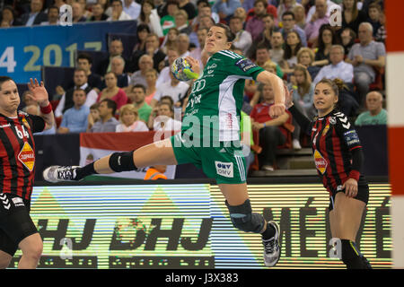 Budapest. Il 7 maggio, 2017. Eduarda Amorim Taleska (C) di Gyori Audi ETO KC di Ungheria compete nella partita finale contro la Macedonia Vardar HC durante il 2016/17 donna EHF Champions League match finale a Budapest Sports Arena a Budapest, in Ungheria il 7 maggio 2017. Gyori Audi ETO KC rivendicato il titolo con 31-30 . Credito: Attila Volgyi/Xinhua/Alamy Live News Foto Stock