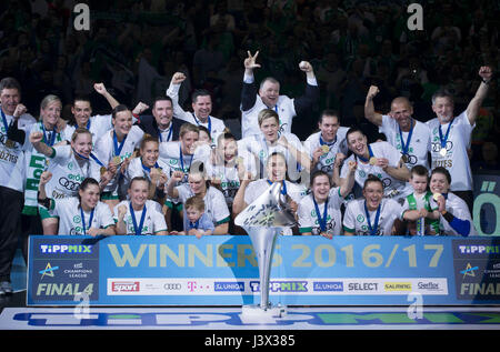 Budapest. Il 7 maggio, 2017. I membri di Gyori Audi ETO KC di Ungheria celebrare la loro vittoria durante la cerimonia di premiazione per il 2016/17 donna EHF finale di Champions League a Budapest Sports Arena a Budapest, in Ungheria il 7 maggio 2017. Gyori Audi ETO KC rivendicato il titolo sconfiggendo in Macedonia Vardar HC con 31-30 nella partita finale. Credito: Attila Volgyi/Xinhua/Alamy Live News Foto Stock