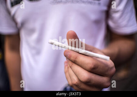 Sao Paulo, Brasilien. 06 Maggio, 2017. Manifestanti dimostrano per la legalizzazione della cannabis durante la canapa annuale parata del 6 maggio 2017 in Sao Paulo, Brasile del 06 maggio 2017 | Verwendung weltweit/picture alliance Credit: dpa/Alamy Live News Foto Stock