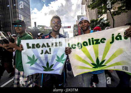 Sao Paulo, Brasilien. 06 Maggio, 2017. Manifestanti dimostrano per la legalizzazione della cannabis durante la canapa annuale parata del 6 maggio 2017 in Sao Paulo, Brasile del 06 maggio 2017 | Verwendung weltweit/picture alliance Credit: dpa/Alamy Live News Foto Stock