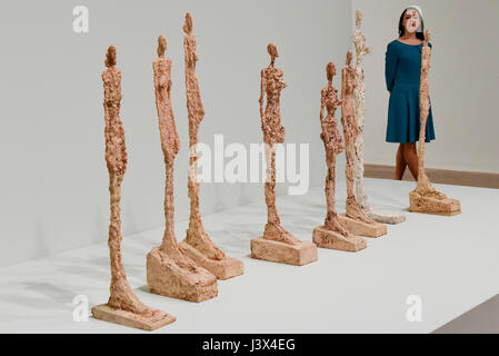 Londra, Regno Unito. 8 maggio 2017. Un membro del personale viste le opere in gesso nella serie "Donna di Venezia', 1956. Anteprima del Regno Unito la prima grande retrospettiva di Alberto Giacometti per 20 anni presso la Tate Modern. La mostra viene eseguito il 10 maggio e il 10 settembre 2017. Credito: Stephen Chung / Alamy Live News Foto Stock