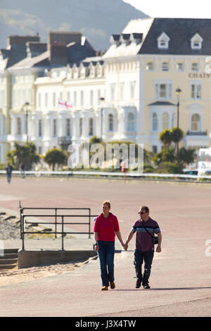 Conwy County, Wales, Regno Unito. 8 Maggio, 2017. Regno Unito Meteo, Glorioso Sole della costa occidentale del Regno Unito oggi compreso il Galles del Nord. - Una giovane azienda mani e fare una passeggiata lungo la promenade a Llandudno nel Galles del Nord Credit: DGDImages/Alamy Live News Foto Stock