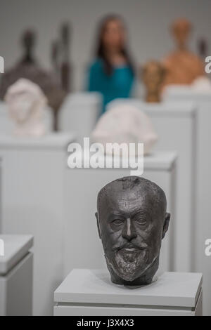 Londra, Regno Unito. 8 Maggio, 2017. I busti di persone vicino a lui nella Sala 1 - il Regno Unito la prima grande retrospettiva di Alberto Giacometti (1901-1966) per 20 anni. Celebrato come uno scultore, pittore e disegnatore, egli è famoso per i suoi caratteristici figure allungate. Con l aiuto della Fondation Alberto et Annette Giacometti, Parigi, Tate Modern La mostra riunisce oltre 250 opere. Alberto Giacometti è alla Tate Modern dal 10 maggio al 10 settembre 2017 Credit: Guy Bell/Alamy Live News Foto Stock