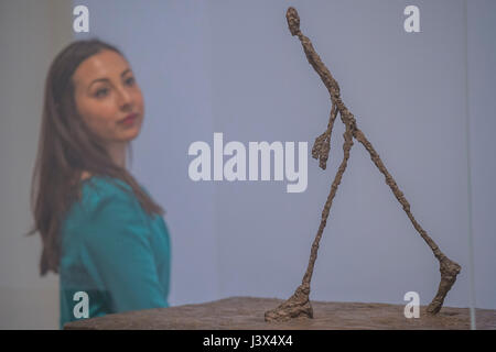 Londra, Regno Unito. 8 Maggio, 2017. Uomo che cammina attraverso un quadrato - il Regno Unito la prima grande retrospettiva di Alberto Giacometti (1901-1966) per 20 anni. Celebrato come uno scultore, pittore e disegnatore, egli è famoso per i suoi caratteristici figure allungate. Con l aiuto della Fondation Alberto et Annette Giacometti, Parigi, Tate Modern La mostra riunisce oltre 250 opere. Alberto Giacometti è alla Tate Modern dal 10 maggio al 10 settembre 2017 Credit: Guy Bell/Alamy Live News Foto Stock