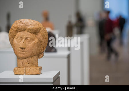 Londra, Regno Unito. 8 Maggio, 2017. I busti di persone vicino a lui nella Sala 1 - il Regno Unito la prima grande retrospettiva di Alberto Giacometti (1901-1966) per 20 anni. Celebrato come uno scultore, pittore e disegnatore, egli è famoso per i suoi caratteristici figure allungate. Con l aiuto della Fondation Alberto et Annette Giacometti, Parigi, Tate Modern La mostra riunisce oltre 250 opere. Alberto Giacometti è alla Tate Modern dal 10 maggio al 10 settembre 2017 Credit: Guy Bell/Alamy Live News Foto Stock