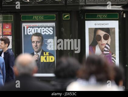 Parigi, Francia. 8 Maggio, 2017. Il coperchio del quotidiano francese "L'Express" offre un ritratto del neo eletto presidente della Francia Emmanuel Macron (En marche) in un chiosco a Parigi, Francia, 8 maggio 2017. Foto: Michael Kappeler/dpa/Alamy Live News Foto Stock