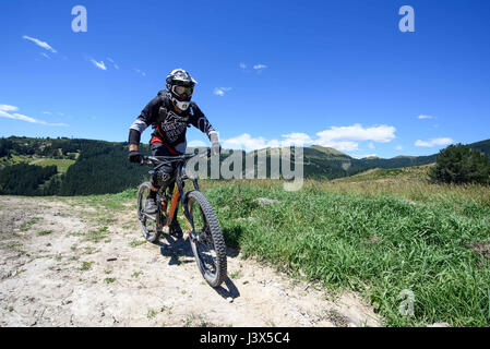 Christchurch, Nuova Zelanda. Xix Dec, 2016. Christchurch, Nuova Zelanda - 19 dicembre 2016 - Un mountain biker a cavallo su un percorso in discesa a Christchurch parco avventura sul dicembre 19, 2016 a Christchurch, Nuova Zelanda. Christchurch Adventure Park è il più grande parco di mountain bike nel Sud del mondo e si aspetta di essere una grande attrazione turistica. Esso sarà aperto al pubblico il 21 dicembre. | Utilizzo di credito in tutto il mondo: dpa/Alamy Live News Foto Stock