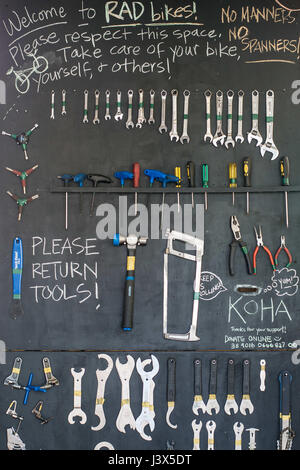 Christchurch, Nuova Zelanda. 31 Mar, 2016. Christchurch, Nuova Zelanda - 31 Marzo 2016 - Strumenti sono visibili durante il RAD Bikes Afterschools Programma su Marzo 31, 2016 a Christchurch, Nuova Zelanda. I volontari di RAD Biciclette a insegnare ai bambini come creare nuove bici fuori delle parti usate e più tardi in regalo la bici per le associazioni di beneficenza locali. | Utilizzo di credito in tutto il mondo: dpa/Alamy Live News Foto Stock