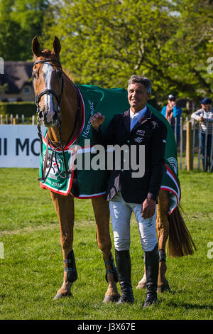 Gloucestershire, Regno Unito. Il 7 maggio, 2017. Andrew Nicholson e il suo monte Nereo vincere il 2017 Mitsubishi Motors Badminton Horse Trials .Questo è stato il suo trentasettesimo tentare di vincere un titolo che ha sempre gli sfuggiva fino ad ora Credito: David Betteridge/Alamy Live News Foto Stock