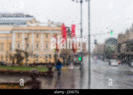 Mosca, Russia. 8 Maggio, 2017. Meteo russo a Mosca, neve. Lunedì, 8 maggio 2017. Nuvoloso e pioggia al mattino. Neve pesante, poi pioggia nel pomeriggio. La temperatura di circa 2C ( 35F). Inverno improvvisamente si è dimostrato. Non più fiori sakura nella principale Giardino Botanico in questa stagione, le gemme sono state uccise con la brina. Freddo e umido meteo alla vigilia del giorno della vittoria. Non molte persone all'esterno. Il Cremlino è aperto per un instancabile e resistente agli agenti atmosferici per turisti. Malyi (piccole) teatro come osservata attraverso il bagnato, gocce di pioggia coperto in vetro. Credito: Alex Immagini/Alamy Live News Foto Stock