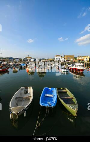 West Bay, Dorset, Regno Unito. 8 Maggio, 2017. Una veduta del porto in una serata di cielo azzurro e il sole caldo presso la località balneare di West Bay nel Dorset. Photo credit: Graham Hunt/Alamy Live News Foto Stock