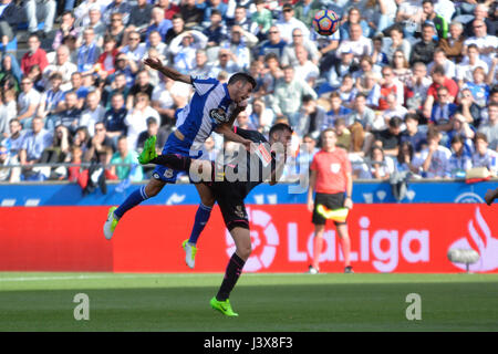 La Coruna, 7 maggio 2017 - Edu germogli Exposito sul traguardo prima di Leo Baptistao. Espanyol de Barcelona sconfitto 1-2 Deportivo La Coruna con gol di Leo Baptistao (XIV minuto) e Gerard (29 minuti). Euno Florin (47minuti) ha segnato il solo obiettivo per Deportivo. La Liga Santander giornata 36 gioco, Stadio Riazor. Foto di Monica Arcay Carro | PHOTO MEDIA EXPRESS Foto Stock