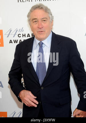 New York, NY, STATI UNITI D'AMERICA. 08 Maggio, 2017. Attore Robert De Niro assiste la quarantaquattresima Chaplin Award Gala a David H. Koch teatro presso il Lincoln Center a Maggio 8, 2017 in New York City. ( Credito: John Palmer/media/punzone Alamy Live News Foto Stock