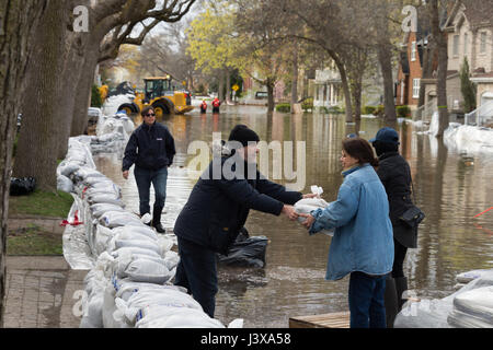 Montreal, Canada. 8 Maggio, 2017. Vicini dighe di salvaguardia con sacchi di sabbia come le inondazioni hits Cousineau street Credit: Marc Bruxelle/Alamy Live News Foto Stock