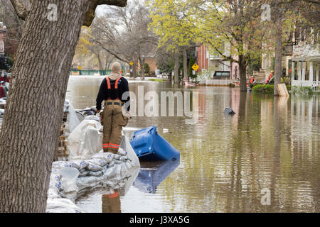 Montreal, Canada. 8 Maggio, 2017. Lavoratore di soccorso valuta la situazione come le inondazioni hits Cousineau street Credit: Marc Bruxelle/Alamy Live News Foto Stock