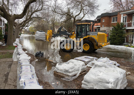 Montreal, Canada. 8 Maggio, 2017. Carterpillar carrello porta sacchi di sabbia sul Cousineau Street nel quartiere Cartierville. Credito: Marc Bruxelle/Alamy Live News Foto Stock