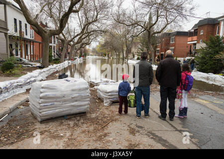 Montreal, Canada. 8 Maggio, 2017. Case inondate su Cousineau Street nel quartiere Cartierville. Credito: Marc Bruxelle/Alamy Live News Foto Stock