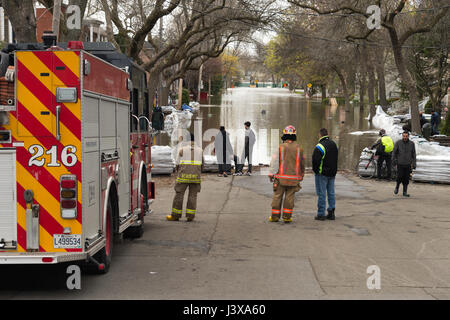 Montreal, Canada. 8 Maggio, 2017. Cousineau street è allagata dopo heavy rain. Credito: Marc Bruxelle/Alamy Live News Foto Stock