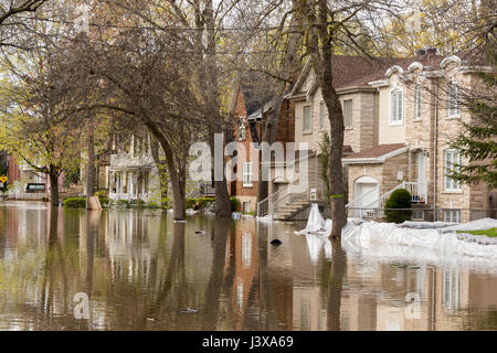 Montreal, Canada. 8 Maggio, 2017. Case inondate su Cousineau Street nel quartiere Cartierville. Credito: Marc Bruxelle/Alamy Live News Foto Stock