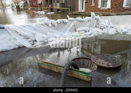 Montreal, Canada. 8 Maggio, 2017. Diga fatta di sacchi di sabbia per proteggere le case come le inondazioni hits Crevier street Credit: Marc Bruxelle/Alamy Live News Foto Stock