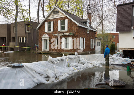 Montreal, Canada. 8 Maggio, 2017. Case inondate su Crevier Street nel quartiere Cartierville. Credito: Marc Bruxelle/Alamy Live News Foto Stock