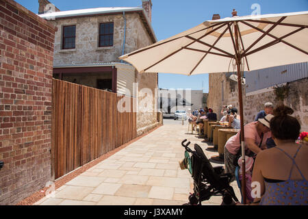 Fremantle,WA,Australia-November 13,2016:persone mangiare fuori della Fremantle Markets in vicolo con un animale murale di Fremantle, Australia occidentale Foto Stock